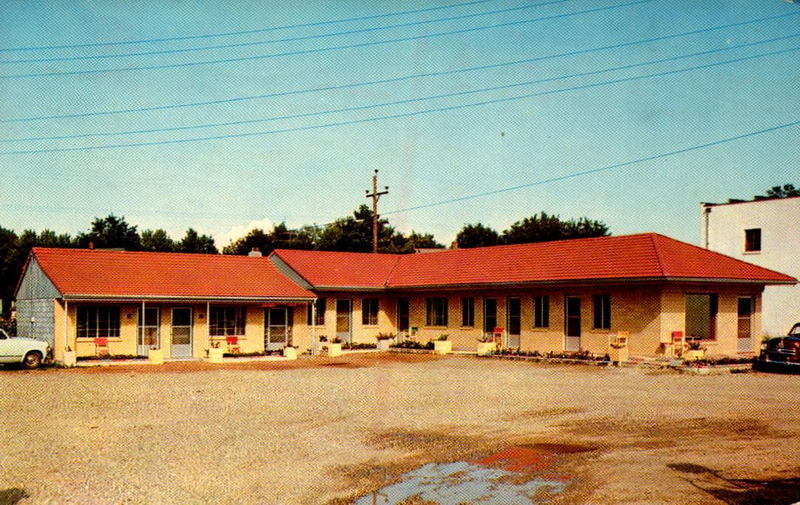 Happy Humphreys Motel (Humphrey Motel, Happys Inn Motel) - Vintage Postcard (newer photo)
